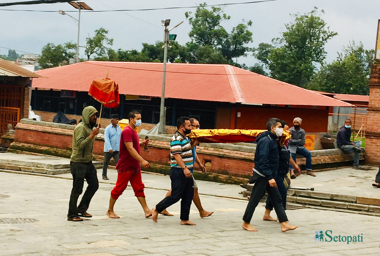 पशुपतिको भुवनेश्वरी मन्दिरमा असार १८ गते भलभलअष्टमीको दिन निकालिएको शवयात्रा। मन्दिरका पुजारी बन्धुदत्त आचार्यका छोराको यो शवयात्रा कम्तिमा १४ सय वर्ष पुरानो लिच्छविकालीन अमूर्त सम्पदाका रूपमा जीवित छ। तस्बिर: सुदीप श्रेष्ठ/सेतोपाटी